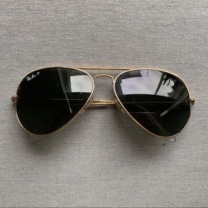 Aviator sunglasses with polarized lenses